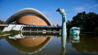 «Planet der Affen» oder Böhmermann-Ausstellung? Die New Yorker Freiheitsstatue scheint am Haus der Kulturen der Welt versenkt zu sein.