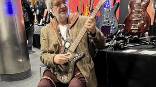 Adax Dörsam mit der Steampunk-Gitarre des Mannheimers Mathias Herbst.