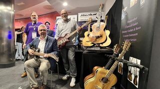 Wirtschaftsbürgermeister Thorsten Riehle (vorn) mit der spektakulärsten Gitarre der Messe von Mathias Herbst (l.). Rechts: NextMannheim-Chef Christian Sommer, hinten steht Veranstalter Florian Stolpe.