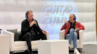 Ex-BAP-Gitarrist Helmut Krumminga (links) im Gespräch mit Komiker Till Hoheneder, der mit seinem Podcast "Musik ist Trumpf" beim Guitar Summit mehrmals auftritt. Auch solche Gespräche laufen bei der "stillen Messe" über Kopfhörer.
