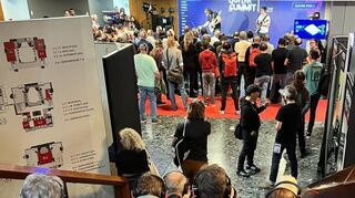 Ein Erfolgsgarant des Guitar Summit: Anders als bei der Musikmesse in Frankfurt herrscht kein infernalischer Lärmpegel. Konzerte und Instrumententests laufen fast komplett über Kopfhörer.