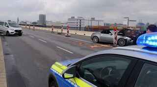 Auf der Kurt-Schumacher-Brücke in Fahrtrichtung Ludwigshafen hat sich ein Verkehrsunfall ereignet.