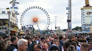 Voll ist es auf der Wiesn oft - zum Tischwechsel ging nun kurzzeitig nichts mehr.
