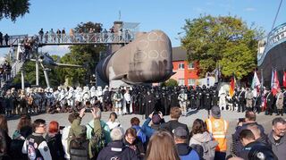 Die Mannschaft der 501st Legion hat Aufstellung genommen unterm U-Boot im Technik Museum Speyer.