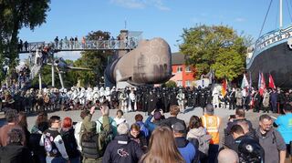 Die Mannschaft der 501st Legion hat Aufstellung genommen unterm U-Boot im Technik Museum Speyer.