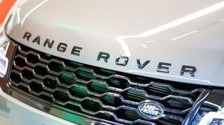 Der britisch-indische Autobauer Jaguar Land Rover ist nach einer Cyberattacke schon seit Wochen lahmgelegt. (Symbolfoto)