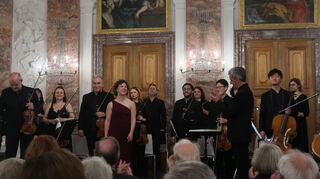 Applaus im Rittersaal: Solistin Juliana Koch gemeinsam mit Dirigent Johannes Schlaefli und dem Kurpfälzischen Kammerorchester nach Mozarts Oboenkonzert