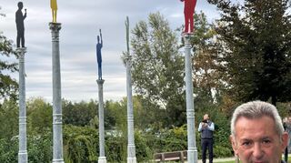 Der Künstler Bernd Gerstner und die von ihm geschaffenen Skulpturen am Badesee in Heddesheim am Tag der Einweihung.