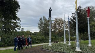 Heddesheim, 23.9.2025: Einweihung des Skulpturenwegs am Badesee, links Bürgermeister Achim Weitz mit dem Künstler Bernd Gerstner (3.v.l.) und Vertretern der Sponsoren.