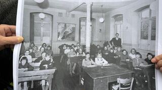 Ein historisches Foto zeigt einen Raum in der Alten Schule Heddesheim. Säulen wie auf diesem Foto sind von Künstler Bernd Gerstner zu Kunstwerken verarbeitet worden.