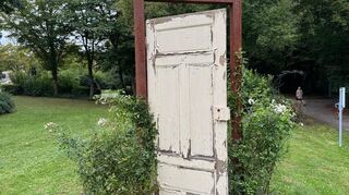 Die Tür zum Skulpturenweg am Badesee-Rundweg in Heddesheim.