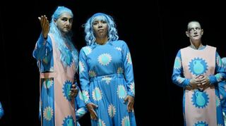 Man trägt blaues Haar (v. l.): Fabian Dott (Walter), Maria Helena Bretschneider (Eve), Maria Munkert (Ada).