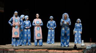 Das Ende wird abgewandelt (v. l.): Fabian Dott (Walter), Pablo Weller de la Torre und Elodie Toschek (Licht), Maria Munkert (Ada), Paul Simon (Ruprecht), Maria Helena Bretschneider (Eve), Ragna Pitoll (Marthe).