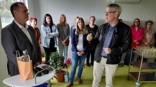 Bürgermeister Boris Wenz (l., SPD) und Landrat Christian Engelhardt (CDU) weihen die neu errichtete Raummodulanlage der Kita Kunterbunt ein.