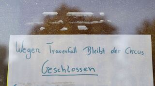 Ein handgeschriebener Zettel an der Kasse informiert die Zirkusbesucher über die Schließung wegen eines Trauerfalls.