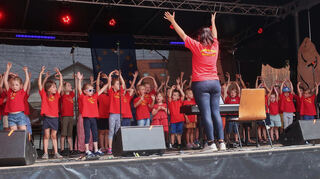 Der Kinderchor unter der Leitung von Sabine Nick beim Dorfplatzfest in Heddesheim.