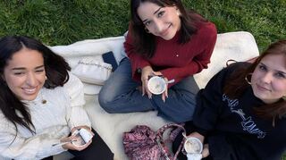 Sirin, Amira und Hayley sind beim Pudding mit Gabel essen auf der Mannheimer Mensawiese dabei.