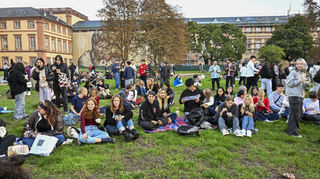 Die Mensawiese hat sich binnen Minuten in ein buntes Bild aus Puddingbechern und Picknickdecken verwandelt.