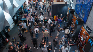 Rund 15.000 Besucherinnen und Besucher sollen gekommen sein: Blick ins Foyer des Mannheimer Rosengartens während des Guitar Summit 2025.