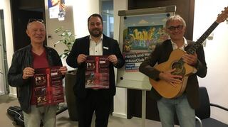 Manfred Brandmüller (v.l.), Felix Orthgieß und Helmut Neumann ist die Vorfreude auf die Viernheimer Gitarrentage anzusehen.