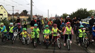 Am OEG-Bahnhof stellte sich die Radparade auf.