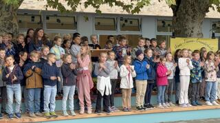 Einweihung des neugestalteten Schulhofs an der Hans-Thoma-Grundschule in Heddesheim. Auch das Podest unter Bäumen ist neu.