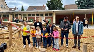 Zur Einweihung des neugestalteten Schulhofs an der Hans-Thoma-Grundschule in Heddesheim wird das rote Band durchschnitten.
