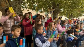 Mit Bewegung und Musik feiern die Kinder den neugestalteten Schulhof an der Hans-Thoma-Grundschule in Heddesheim.