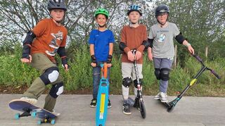 Skaterkids: Von links: Hedi, Jonathan, ganz rechts ist Noah