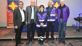 Abschied einer Mitgründerin: v.l. Dekan Karl Jung, Dekan Ralph Hartmann, Martina Egenlauf-Linner, Stefan Kraus und Ulrich Nellen beim Blaulichtgottesdienst im Marchivum.