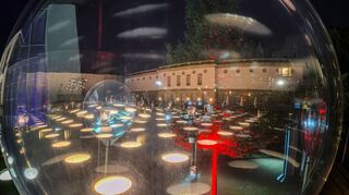 Das Frankfurter Städel, hier mit illuminiertem Garten, gehört zu den Museen, die einen langen Donnerstag anbieten. (Archivbild)