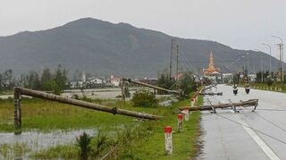 Viele Strommasten knickten in dem Sturm um.