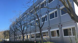 Hier wurde vier Jahre lang für das Abi gelernt: die Container auf dem Parkplatz des Gymnasiums.