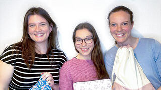 Selina, Berit und Marlene mit ihren selbst genähten Stücken.