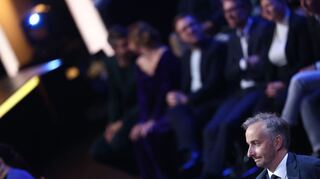Jan Böhmermann sagt den Auftritt von Rapper Chefket bei seiner Ausstellung in Berlin wegen Antisemitismus-Vorwürfen ab.