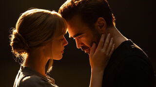 Margot Robbie als Sarah und Colin Farrell als David in „A Big Bold Beautiful Journey“.