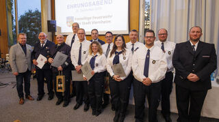 Ehrungsabend für die Viernheimer Feuerwehr im Ratssaal. Im Bild langjährige Mitstreiter.
