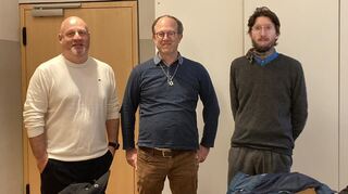 Stadtrat Chris Rihm (Mitte) setzte beim Thema Wohnen auf den Erfahrungsaustausch mit Alexander Sauer vom Mieterverein (links) und dem Landauer Stadtrat Sebastian Olbrich.