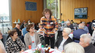Beim Begegnungsfest im Ratssaal wird Mittagessen serviert.