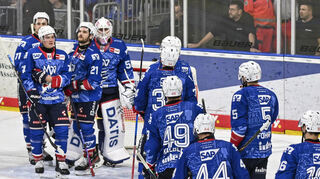 Zum ersten Mal in dieser Saison lange Gesichter bei den Spielern der Adler Mannheim: Der Tabellenführer verlor das Derby gegen Schlusslicht Löwen Frankfurt.