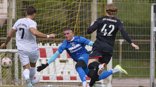 Ladenburgs Kevin Nowak erzielt hier das zwischenzeitliche 2:1. ASV-Keeper Milan Panic und Feudenheims Luca Sterzing können nicht mehr eingreifen.