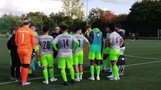 Mannschaftsbesprechung des VfB Lampertheim beim Derby in Bürstadt.