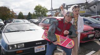 Marty McFly alias Mirco Hohmann und Doc Emmet Brown alias Steadypebble vorm DeLorean.