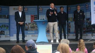 Innenminister Roman Poseck spricht bei der Eröffnung des Präventionstags in Lampertheim.