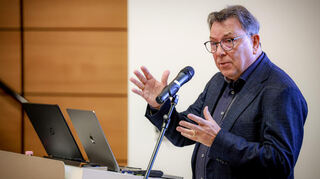 Historiker Manfred Grieger bei der Präsentation seines Buches „Die Süddeutsche Zucker-AG im Nationalsozialismus“ in Mannheim.