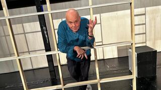 Tilmann Gersch schaut durch die Gefängnis-Gitterstäbe seiner „Maß für Maß“-Inszenierung auf der Bühne des Theaters im Pfalzbau.
