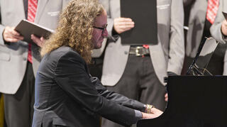 Chorleiter Peter Schnur hat auch anspruchsvolle Stücke souverän am Klavier begleitet.