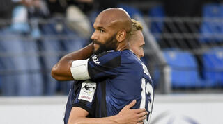 Terrence Boyd wird von Julian Rieckmann zum ersten Saisontor beglückwünscht.