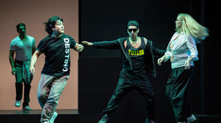 Ipca Ramanović, Jaesung Kim (Renato Des Grieux), João Terleira (Edmondo), Signe Heiberg (Manon Lescaut) in der Produktion „Manon Lescaut“ am Theater Heidelberg.