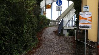 Der enge Aufgang zur Brücke nach Ilvesheim wird von Radfahrern und Fußgängern gleichzetig genutzt.